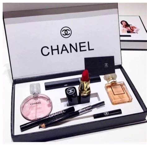 coffret cadeau maquillage chanel|mademoiselle Chanel femme.